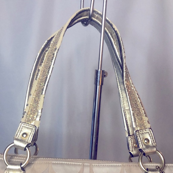 COACH Signature Daisy Appliqué Multicolor printed flower motif canvas tote. - Picture 4 of 15